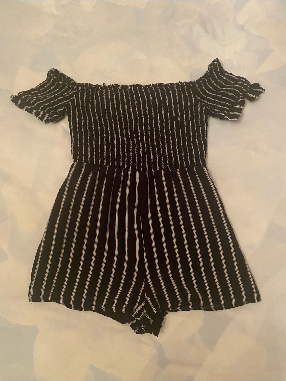 ✨Bundle : Buy 6 for $80

🖤Ribbed Black & White Striped Off-Shoulder Romper
